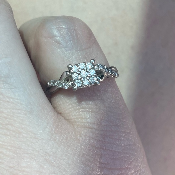Daniels jewelers. Woman’s ring used size 4-4.1/2. - Picture 1 of 10